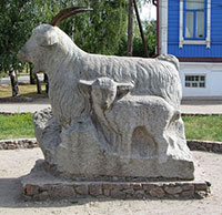 Монумент урюпинской козе в центре города